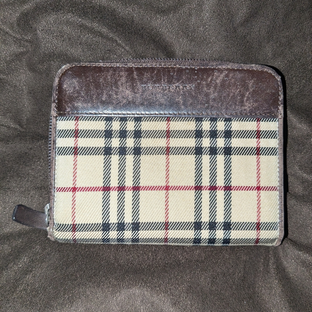Burberry Zip around wallet